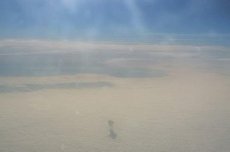 Пассажир самолета увидел человека в облаках (3 фото)